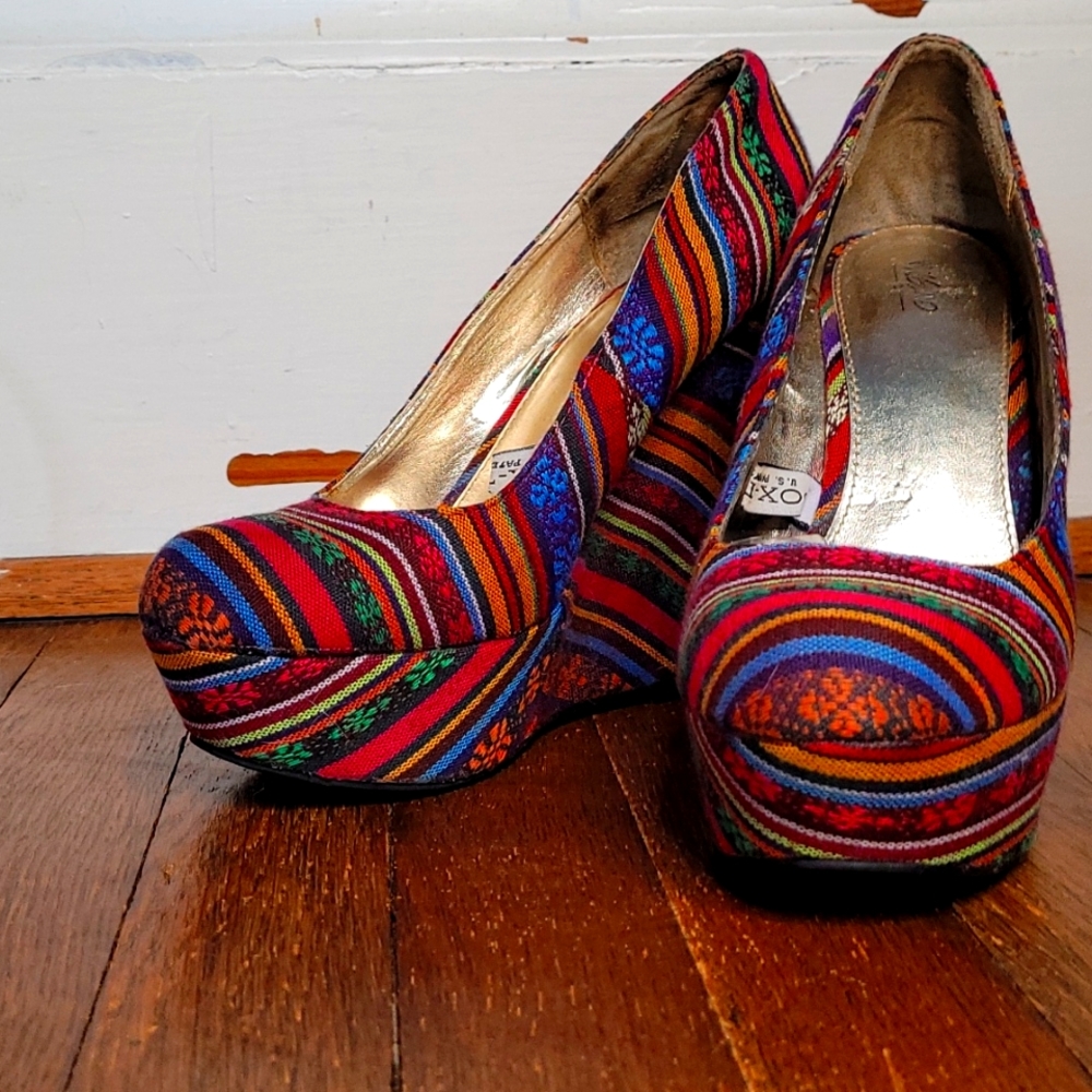 Fun time festival print wedge!